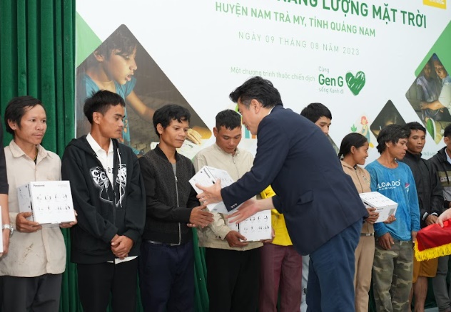 Hỗ trợ đèn năng lượng mặt trời cho hơn 300 hộ gia đình khó khăn