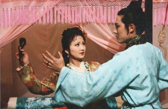 Tại sao trong các gia đình quý tộc thời xưa, khi vợ chồng chủ nhân ngủ, sẽ có người hầu ngủ bên cạnh