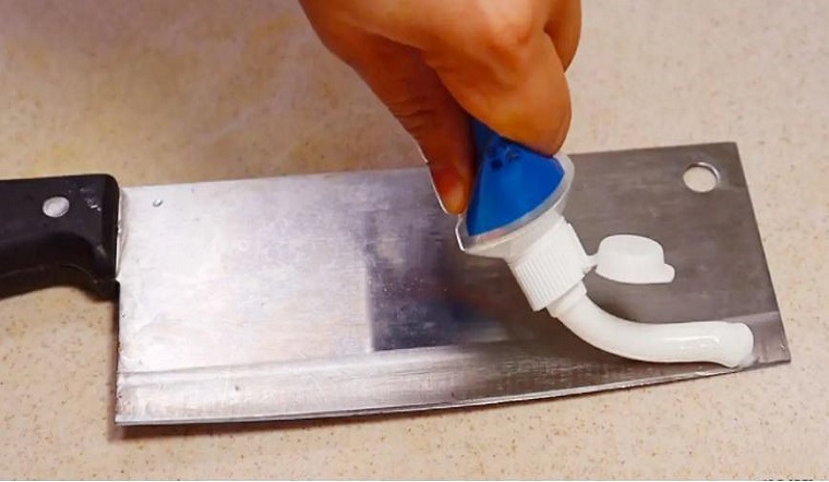 Bôi kem đánh răng lên lưỡi dao, ai cũng tưởng dại nhưng thấy kết quả phải đua nhau làm theo