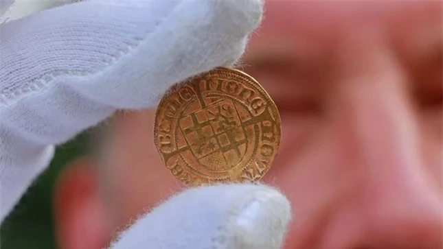 Tìm thấy những đồng tiền vàng 500 năm tuổi trong tu viện ảnh 1