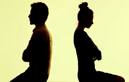 Gặp vợ cũ của chồng cùng đi khám thai, tôi đứng hình vì thứ chị ta cầm trên tay 