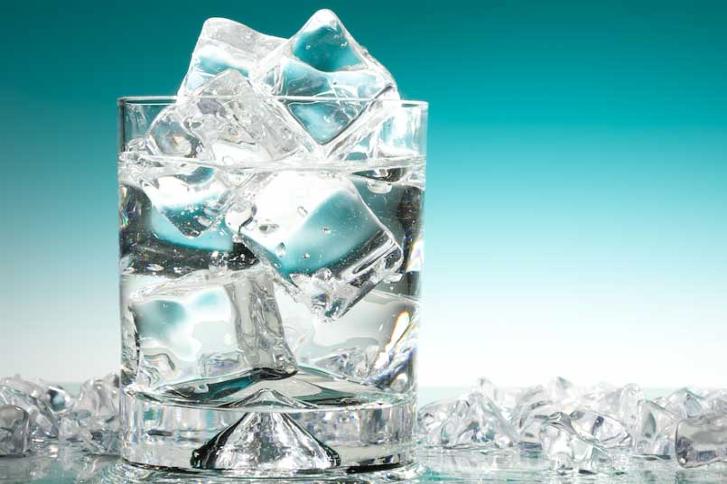 Tác hại đáng sợ của việc uống nước đá và ăn kem trong những ngày nắng nóng