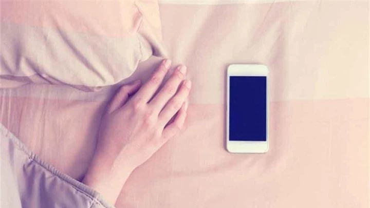 Đặt điện thoại cạnh người khi ngủ có thể tác động trực tiếp đến chất lượng giấc ngủ.