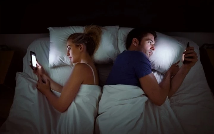 Nhiều người cho rằng, đặt điện thoại khi ngủ gần người có thể gây ung thư.