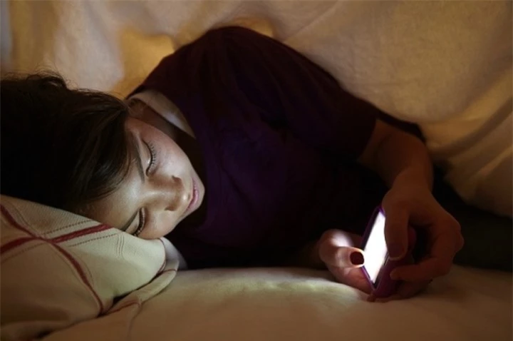 Sử dụng điện thoại khi chuẩn bị đi ngủ ảnh hưởng trực tiếp đến chất lượng giấc ngủ của nhiều người.