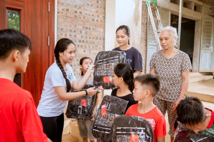 Bella tới thăm và trao quà tại cơ sở bảo trợ xã hội ở Hà Giang