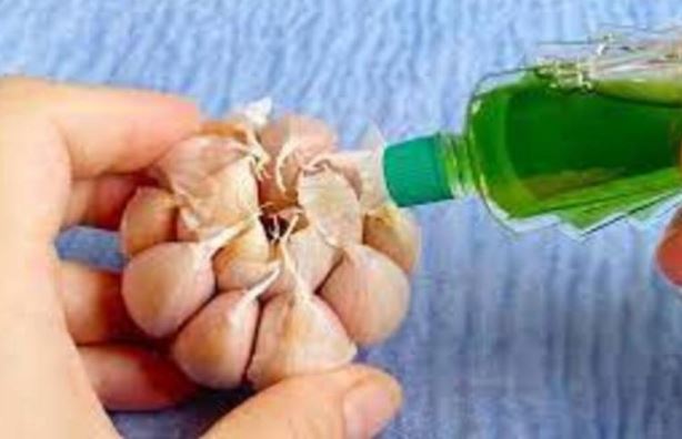 Đổ dầu gió lên tỏi: Mẹo đơn giản giải quyết rắc rối cả nam và nữ đều mắc phải