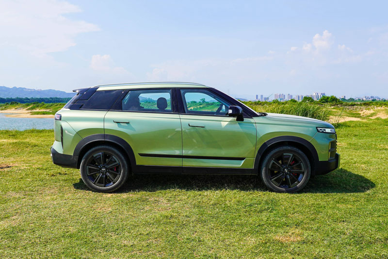 SUV địa hình thiết kế ‘nhái’ Range Rover, giá hơn 400 triệu đồng