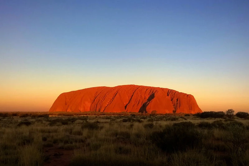 5. Uluru, hay còn gọi là Ayers Rock, ẩn chứa vẻ linh thiêng và lịch sử lâu đời. Khối đá sa thạch này đã chứng kiến hơn 550 triệu năm lịch sử trái đất và là biểu tượng sức mạnh và vẻ đẹp thiên nhiên.