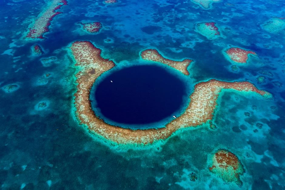 7. Great Blue Hole ở Belize đã khuấy động tò mò của con người từ khi nó được khám phá. Vùng biển Caribbean này ẩn chứa nhiều bí ẩn trong lòng đại dương xanh thẳm.