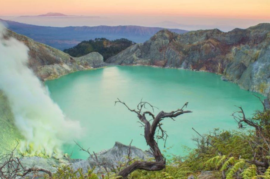 10. Kawah Ijen ở Indonesia không chỉ là một hồ nước màu ngọc lam đẹp mắt, mà còn ẩn chứa những hiện tượng khoa học kỳ diệu về axit sulfuric và màu sắc độc đáo.