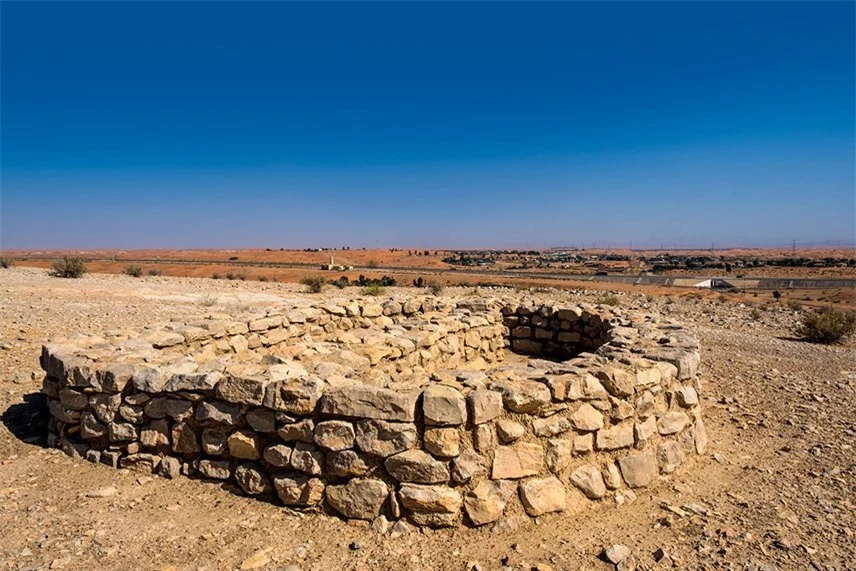 Bidaa Bint Saud: Những ngôi mộ ở đây có niên đại cách đây 5.000 năm. Ảnh: CNN.