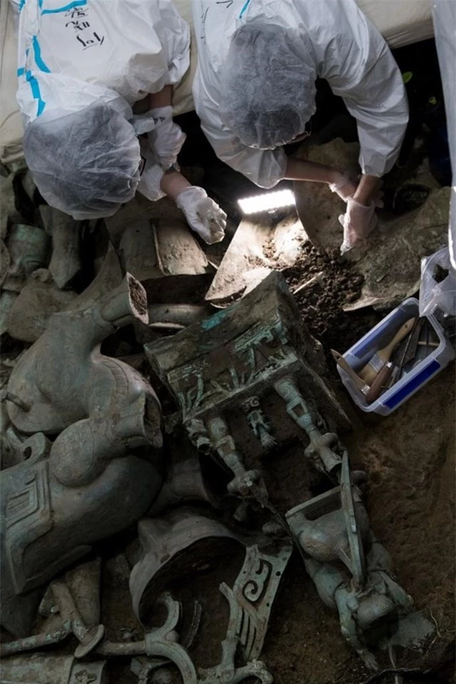 Những nhà khảo cổ khai quật tại Tam Tinh Đôi. Ảnh: CNN.