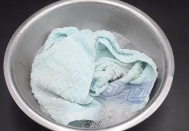 Khăn mặt, khăn tắm bị nhớt và có mùi hôi, đem ngâm vào thứ này là sạch như mới