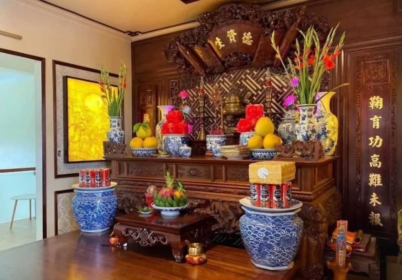 Đặt lọ hoa cúng lên bàn thờ bên trái hay bên phải để hút lộc: Tưởng đơn giản, nhưng nhiều nhà làm sai hết