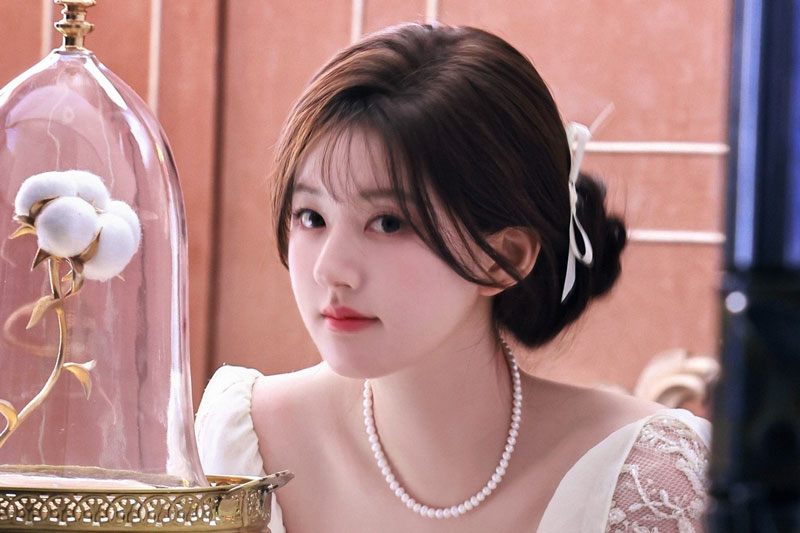 Khắc tinh của Địch Lệ Nhiệt Ba khoe nhan sắc tuyệt trần