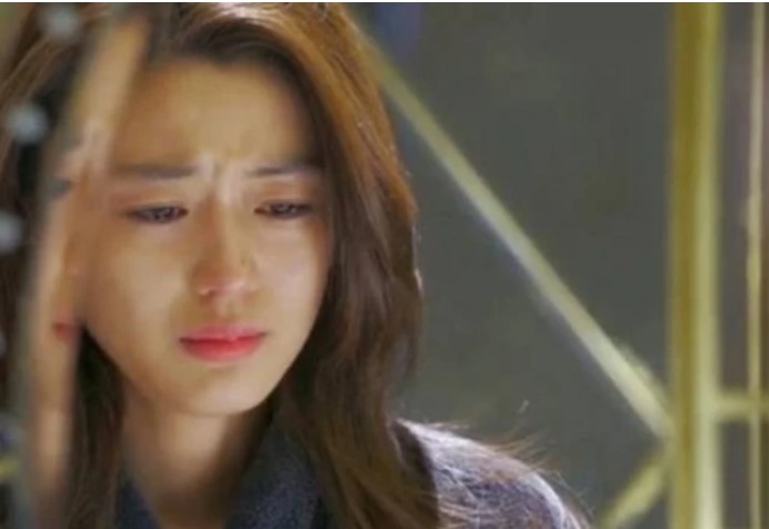 Lén lút theo chồng tới đám tang mẹ anh, vợ chết lặng khi phát hiện "bí mật động trời" chôn giấu bấy lâu