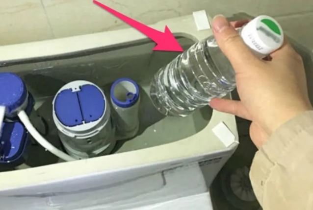 Đặt một chai nhựa vào bể chứa nước của bồn cầu: Lợi ích rất tuyệt vời, bạn sẽ tiếc vì không biết sớm