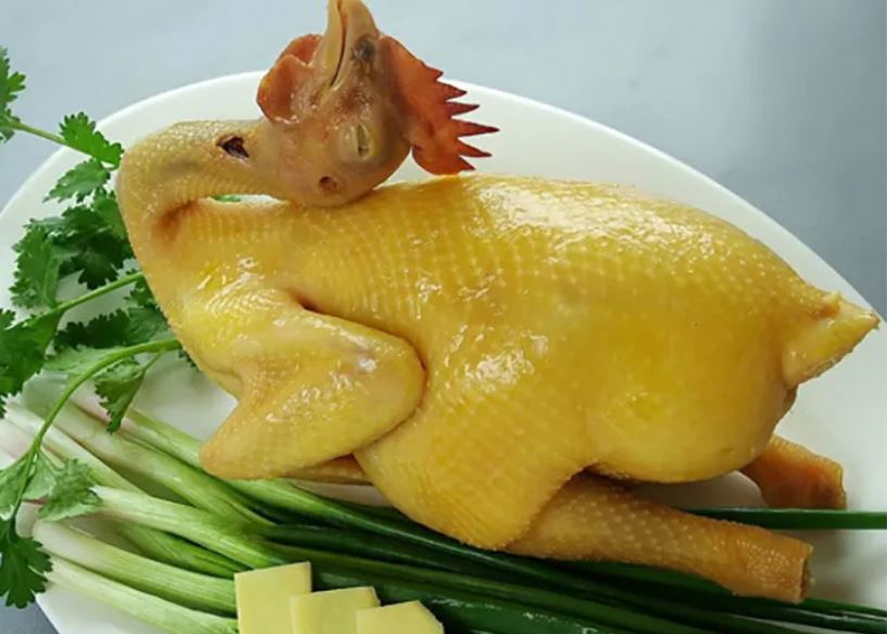 Luộc gà đừng chỉ chăm chăm bỏ nước và hành là đủ: Hòa thêm thứ này da giòn sần sật, chặt không vỡ nát
