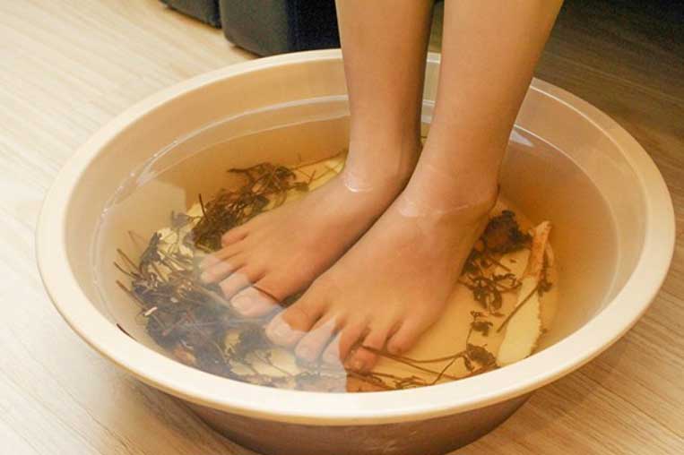 Ngâm chân 15 phút mỗi ngày trước khi ngủ, cơ thể nhận được vô vàn lợi ích đáng quý