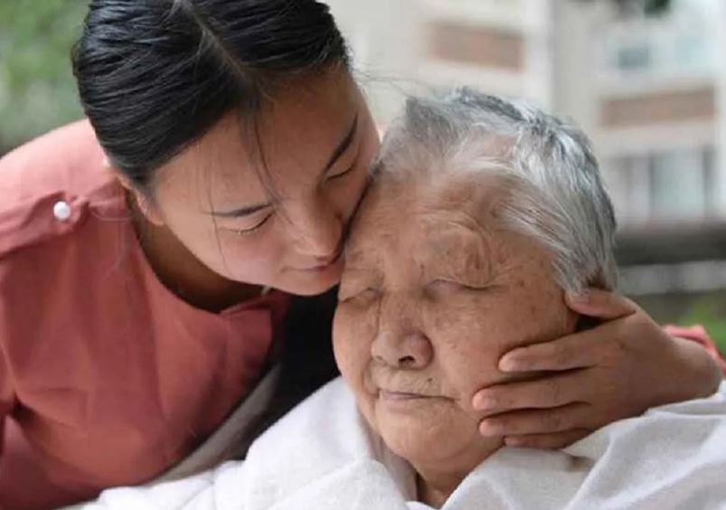 Về già nằm trên giường bệnh mới càng hiểu: Trên đời chỉ có 3 người này là thân thiết nhất với mình