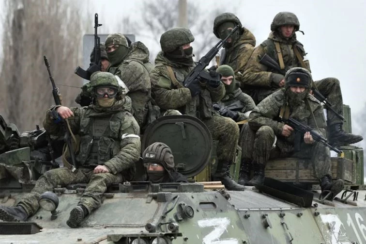 Quân nhân Nga tham gia chiến dịch tại Ukraine ngồi trên thiết giáp đi trên cao tốc đoạn chạy qua thị trấn Armyansk, bán đảo Crimea ngày 26/2. Ảnh: RIA Novosti.