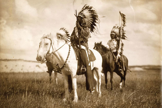 Bộ ảnh cuộc sống "tôn thờ thiên nhiên" của người da đỏ cách đây hơn 100 năm