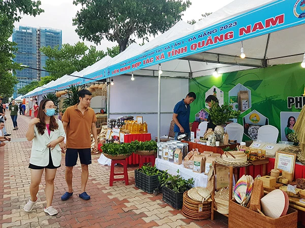 Các HTX nông nghiệp của Quảng Nam tham gia phiên chợ HTX lần 1 tại Đà Nẵng tháng 5/2023.