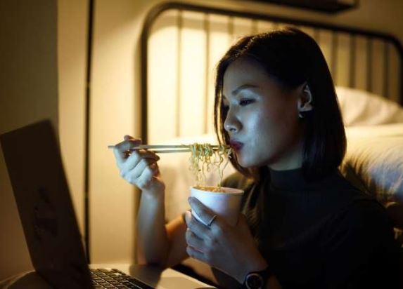 3 thói quen tai hại vào buổi tối, nhiều người trẻ vẫn bất chấp làm mỗi ngày