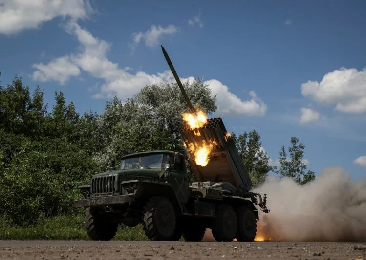 Binh lính Ukraine khai hỏa pháo phản lực BM-21 Grad ở khu vực Donetsk. Ảnh: Reuters.