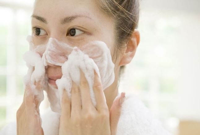 Nên rửa mặt bao nhiêu lần mỗi ngày là tốt nhất?
