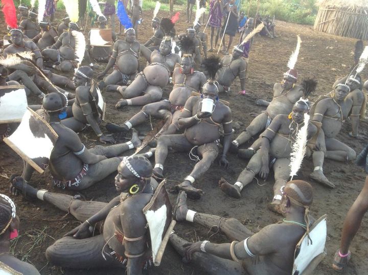 Bộ tộc kỳ lạ ở châu Phi: Vỗ béo đàn ông và dành sự tôn trọng với nam giới bụng phệ