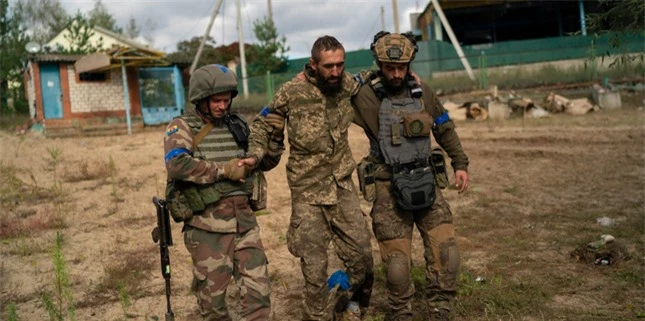 Ukraine sơ tán lính bị thương bằng phương pháp chưa từng thấy ảnh 1