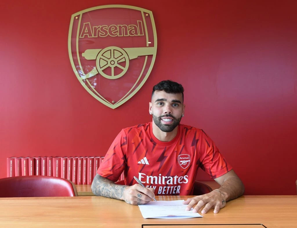 David Raya chính thức gia nhập Arsenal.