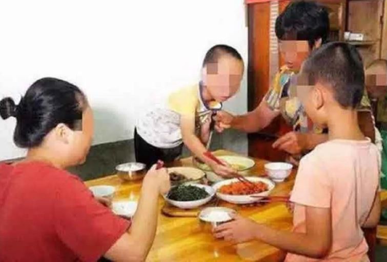 Người có 3 thói quen này khi ngồi vào bàn ăn thì tuyệt đối tránh càng xa càng tốt