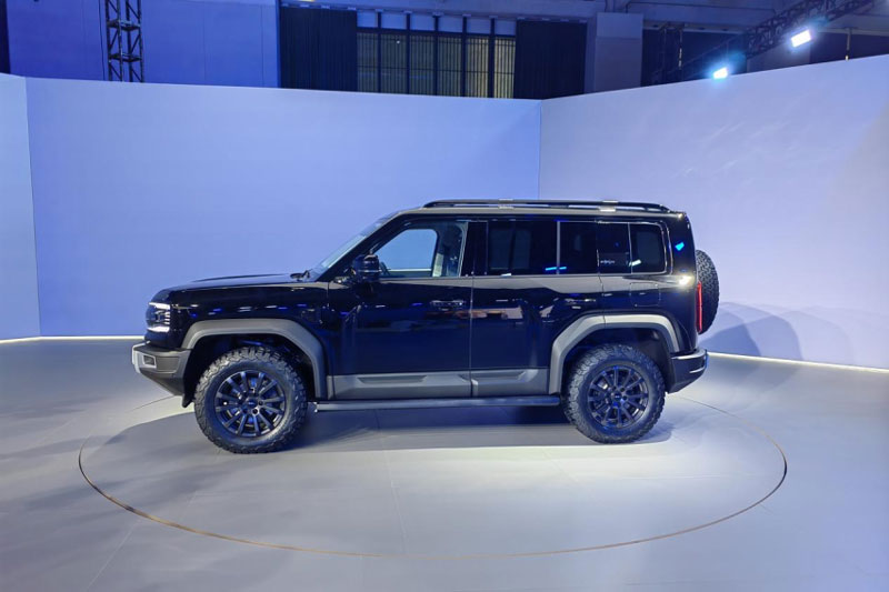 SUV công suất 680 mã lực, thiết kế hầm hố, giá gần 1,3 tỷ đồng