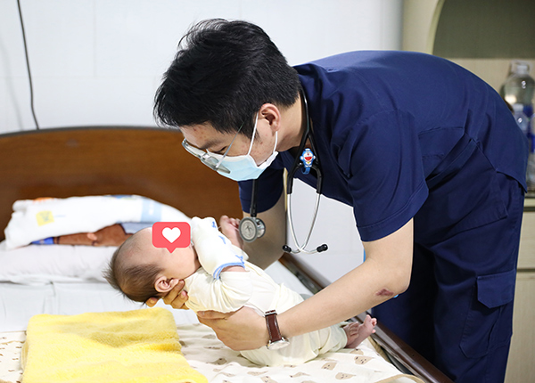 Bệnh nhi 20 ngày tuổi thoát di chứng viêm màng não mủ nhờ cấp cứu kịp thời