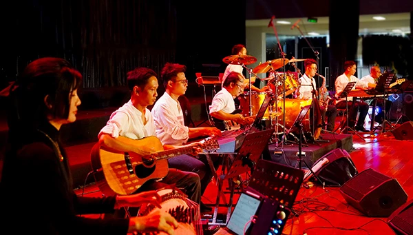 Các nhạc công của Đoàn Ca múa nhạc Nhà hát Trưng Vương trong buổi trình diễn báo cáo chuyên môn chiều 16/8.
