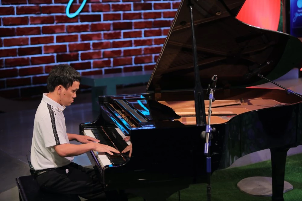 Đào Văn Thơm chơi đàn trong chương trình Đào Văn Thơm chơi đàn trong chương trình