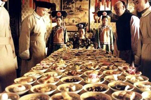 Từ Hi Thái Hậu ăn 300 quả dưa hấu một lần và thói quen lãng phí thức ăn đến mức đầu bếp phải lén lút "ra tay" sau lưng