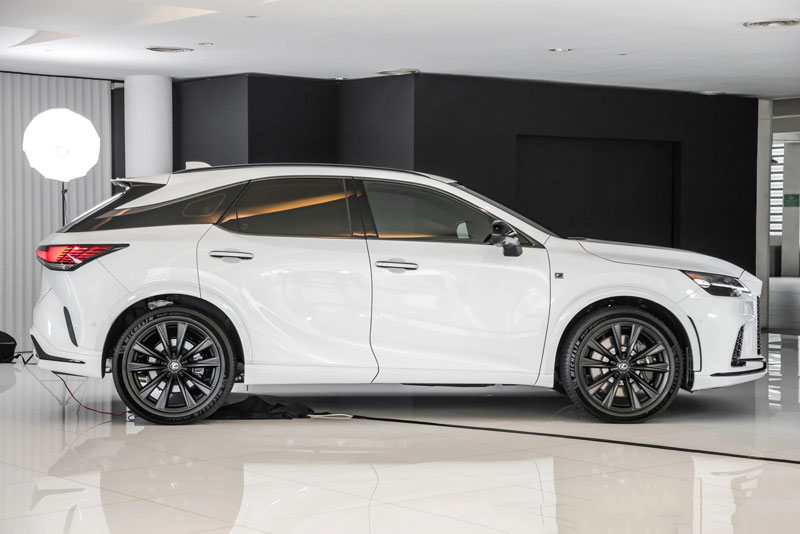 Lexus RX500h F Sport 2023 ra mắt, giá hơn 2,5 tỷ đồng