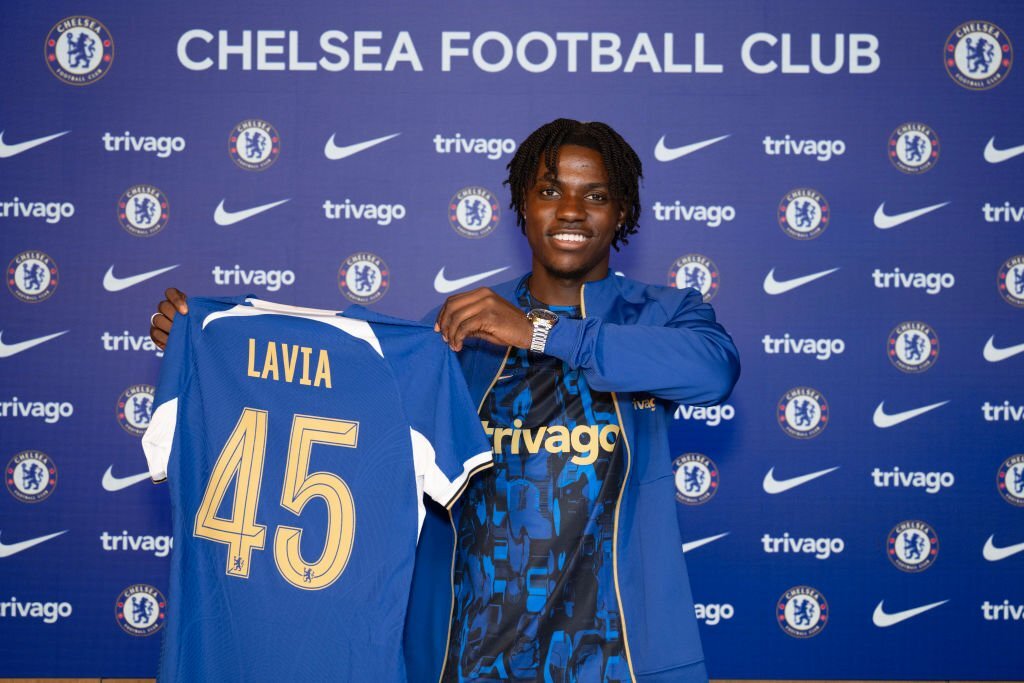Chelsea chính thức chiêu mộ Romeo Lavia với giá 58 triệu bảng