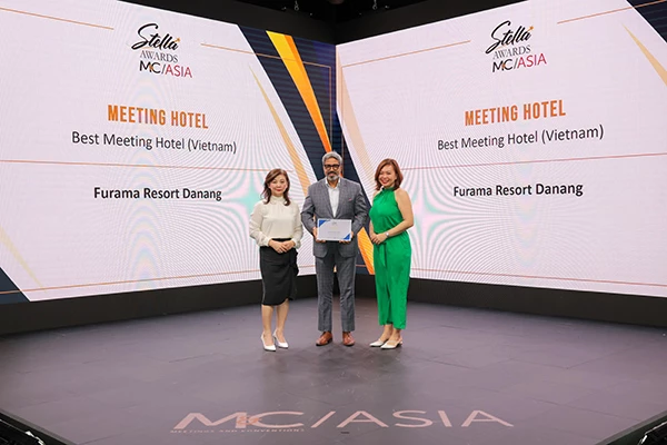 Đại diện lãnh đạo Furama Resort Đà Nẵng nhận giải thưởng “Best Meeting Hotel in Vietnam 2023”.