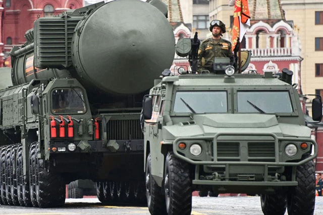 Các phương tiện của Lực lượng Tên lửa Chiến lược Nga - gồm xe bọc thép Tigr-M cùng bệ phóng ICBM Yars tiến vào Quảng trường Đỏ, Moskva. Ảnh: Sputnik