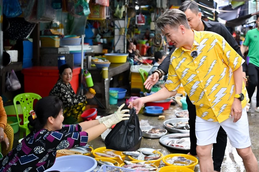 Ảnh 7: Hai đội chơi đi chợ để mua nguyên liệu chế biến 50 suất ăn cho cụ già và trẻ em tại mái ấm Long Xuyên