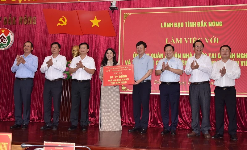 Uỷ ban QLVNN tại doanh nghiệp và TKV trao hỗ trợ quỹ an sinh xã hội tỉnh Đắk Nông.