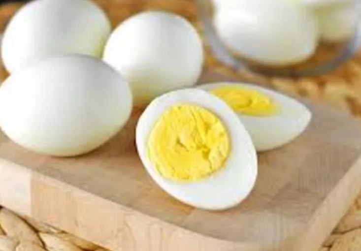 Luộc trứng chỉ cho nước lạnh là sai: Muốn trứng chín ngon, gấp đôi chất bổ cứ thả thêm thứ này