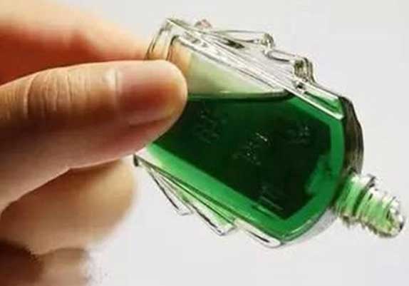 Những lợi ích tuyệt vời khi nhỏ 1 giọt dầu gió vào rốn trước khi ngủ