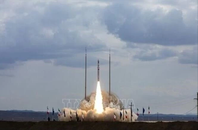 Tên lửa mang vệ tinh Qaem-100 được phóng thử nghiệm tại Iran. Ảnh minh họa: IRNA/TTXVN