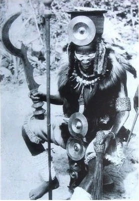 hỉ có trưởng bộ tộc hoặc những người có uy quyền trong làng mới có quyền giữ thanh đao này.